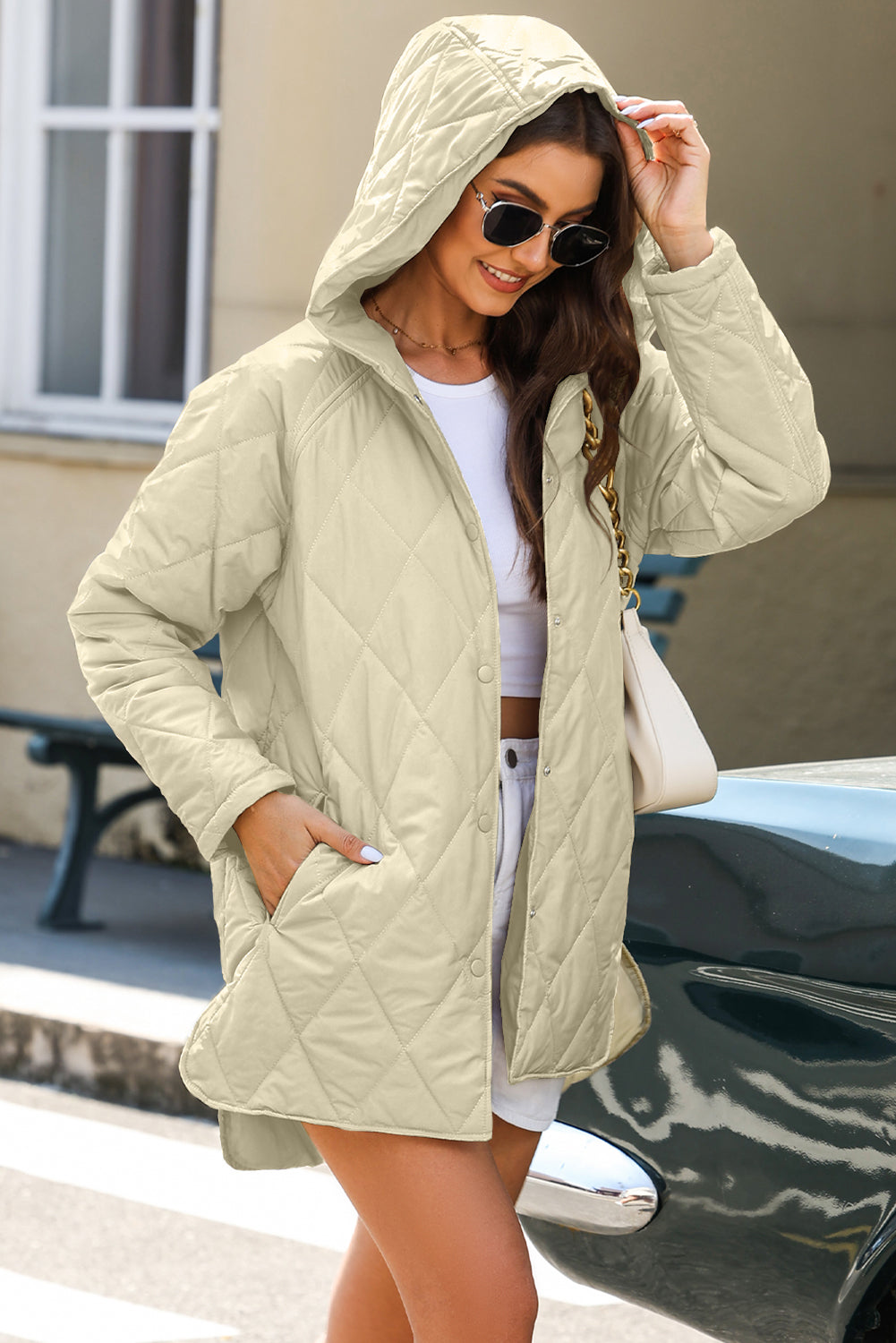 Manteau à capuche matelassé beige avec boutons-pression