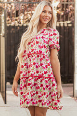 Robe courte à fleurs rouges, manches bouffantes, volants et poches