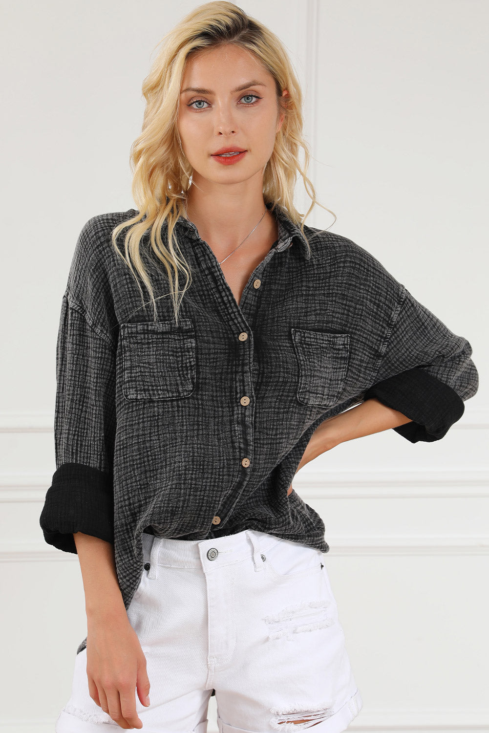 Chemise noire texturée froissée avec poches poitrine et délavé minéral