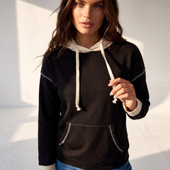 Sweat à capuche noir avec surpiqûres contrastantes
