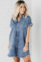 Robe en jean bleu délavé minéral avec manches à revers et ourlet effiloché