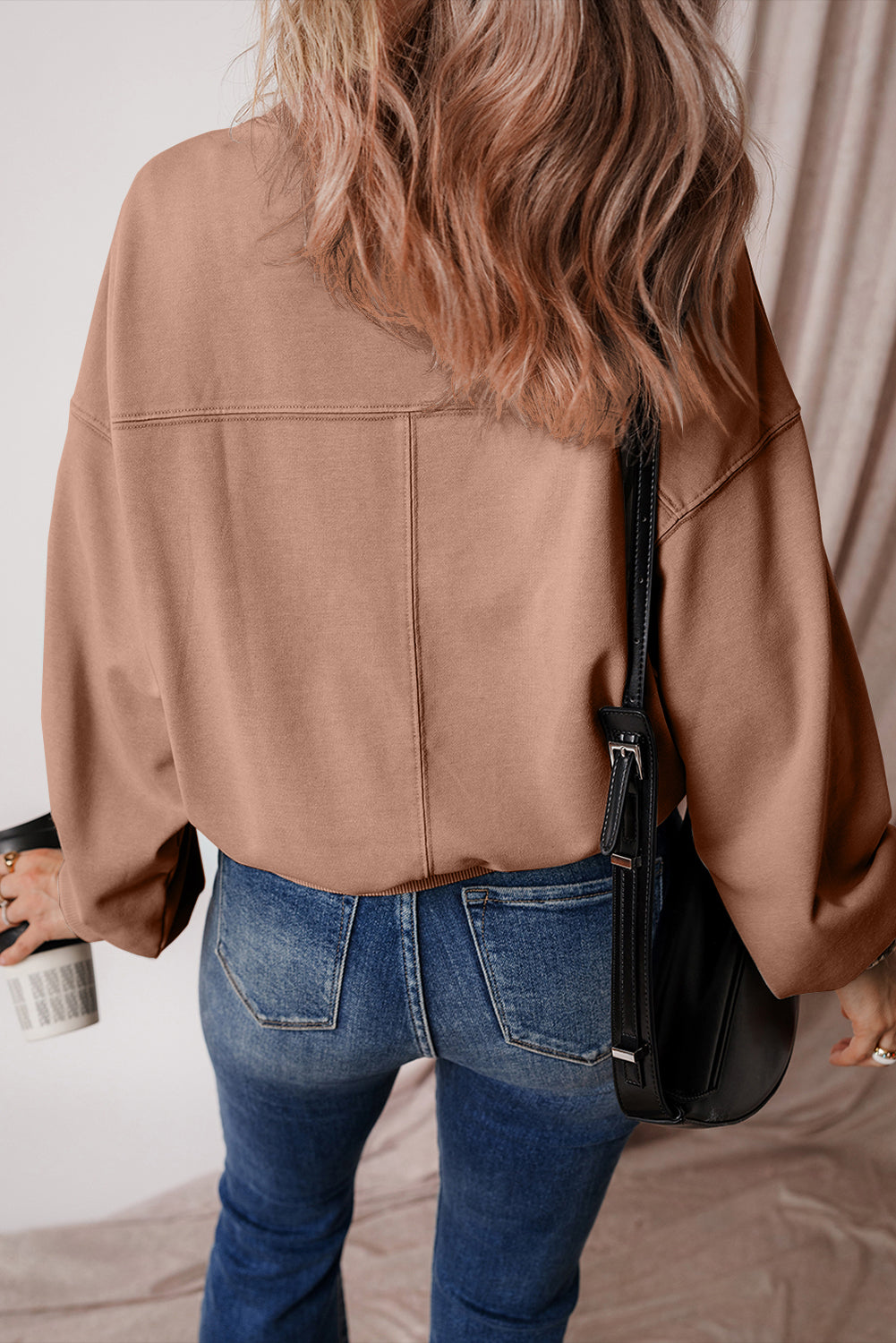 Marrón de sudadera con costuras expuestas, manijas de murciélagos y hombros caídos