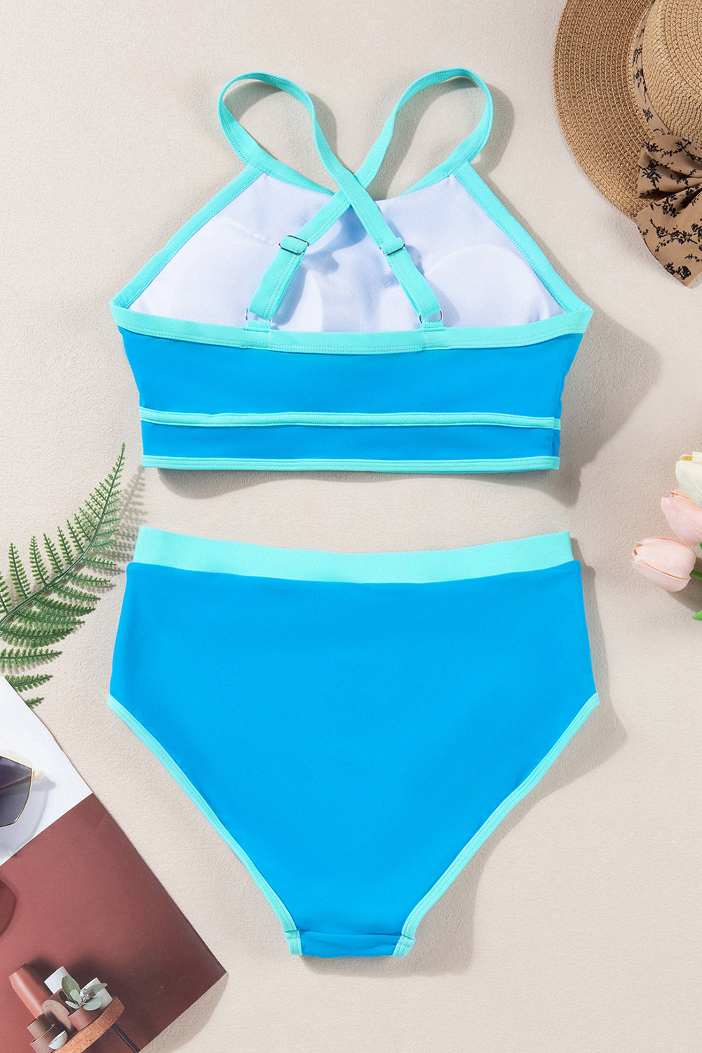 Bikini taille haute bleu à bordure contrastée et dos croisé