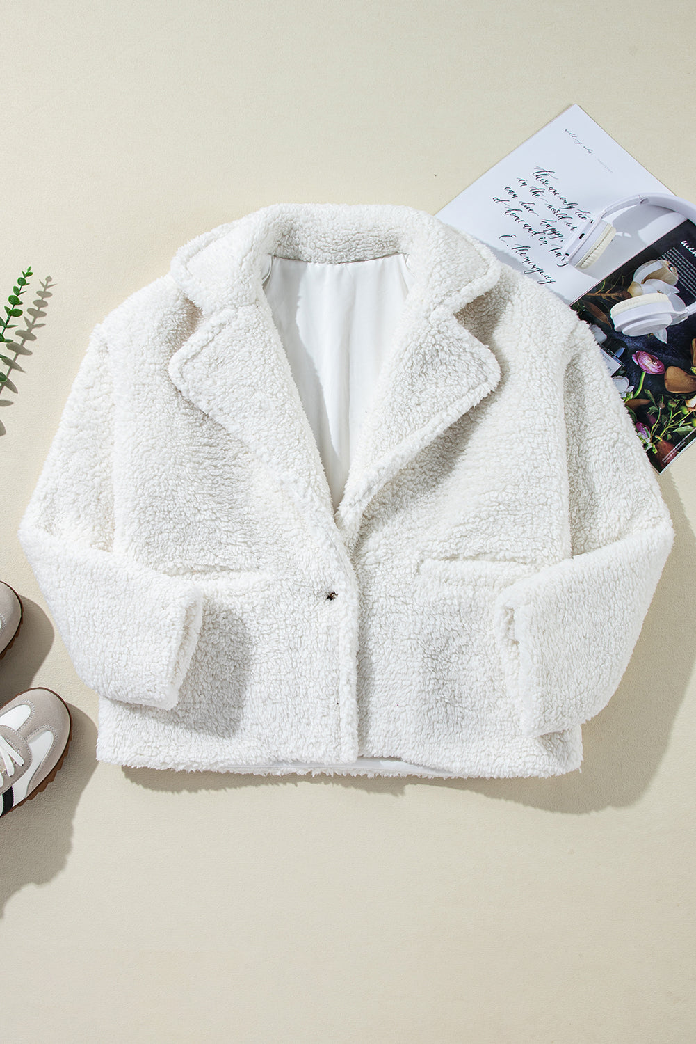 Beige jacket in faux fur with buttoned pockets and reverse neck