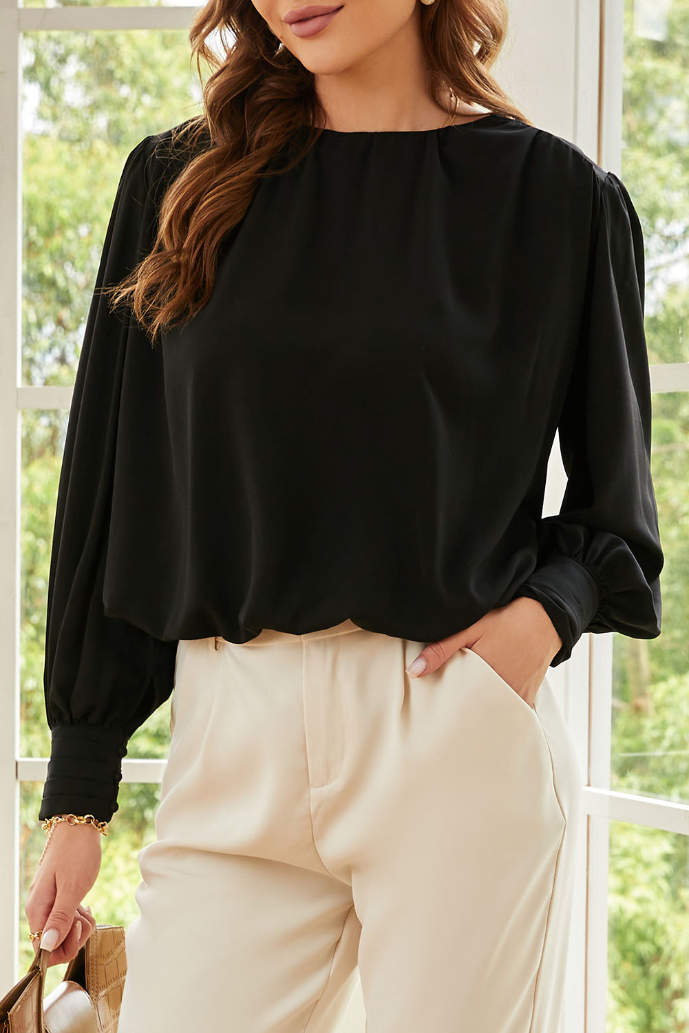 Chemisier ample plissé noir avec épaules rembourrées et poignets boutonnés-A WOMAN WE LOVE