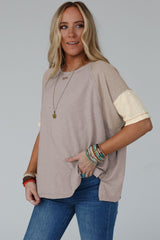 Amplia camiseta de bloque de color con costuras aparentes simplemente tope