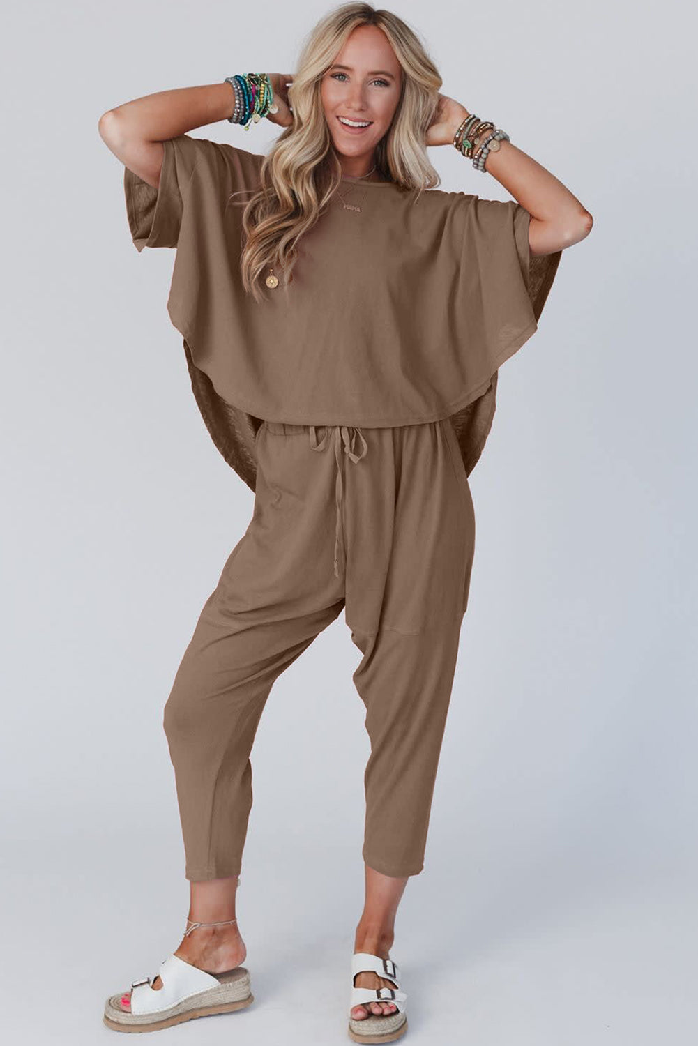 TE-shirt et pantalon de culture à t-shirt et à crop taupe haut taupe