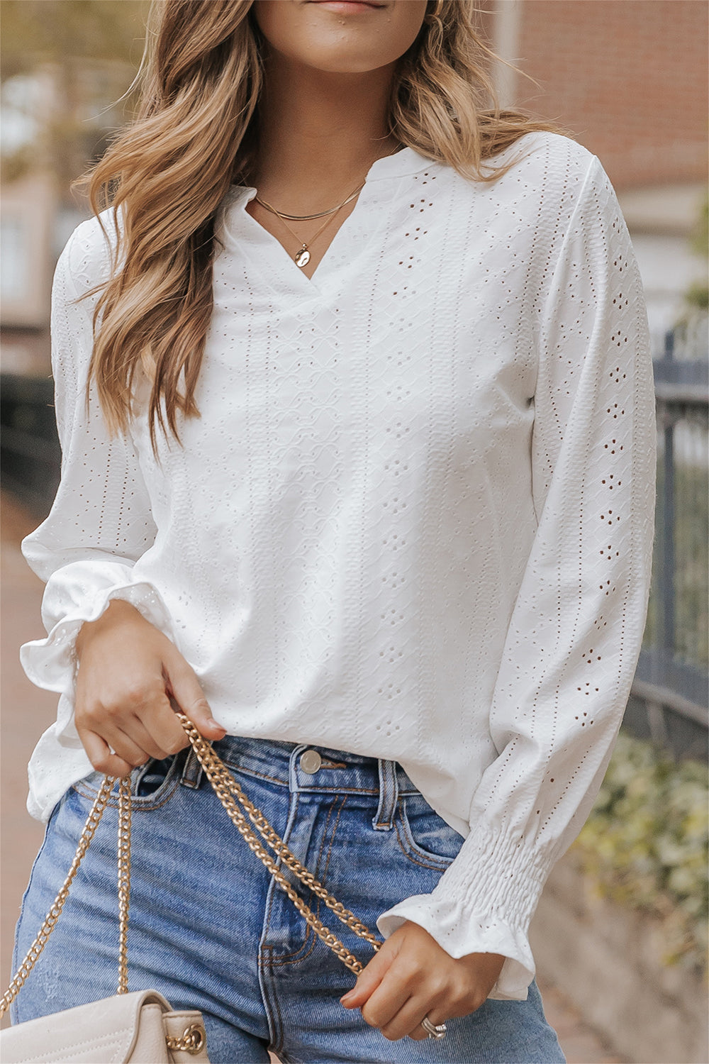 Blouse ample texturée blanche à col fendu-A WOMAN WE LOVE