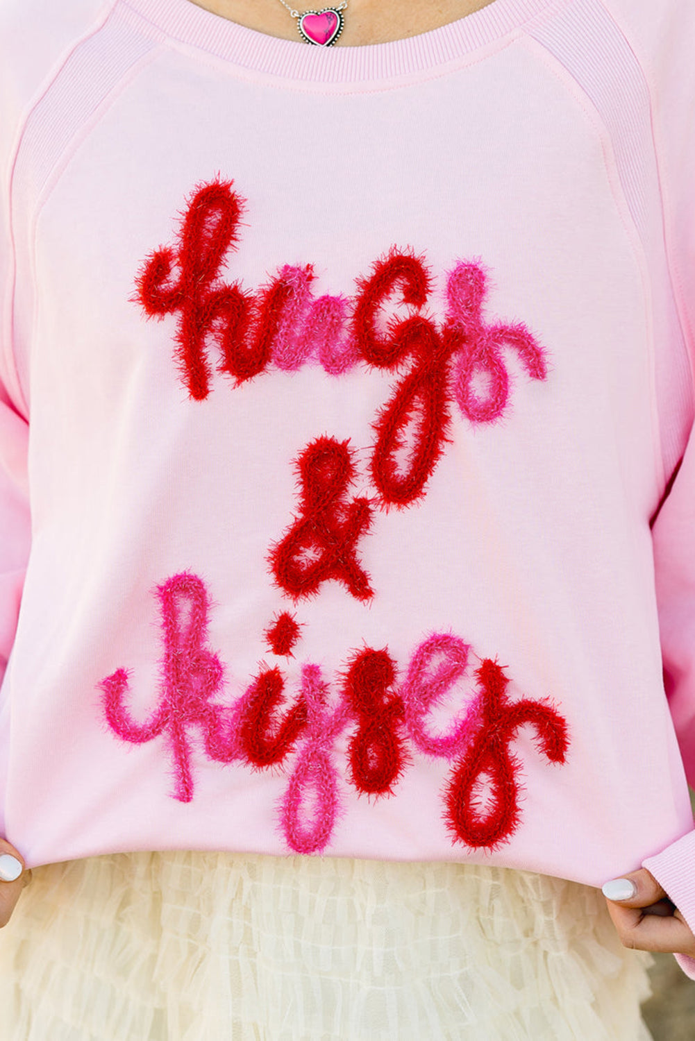 Sweat-shirt rose à manches raglan brodées Hugs and Kisses Pop Up