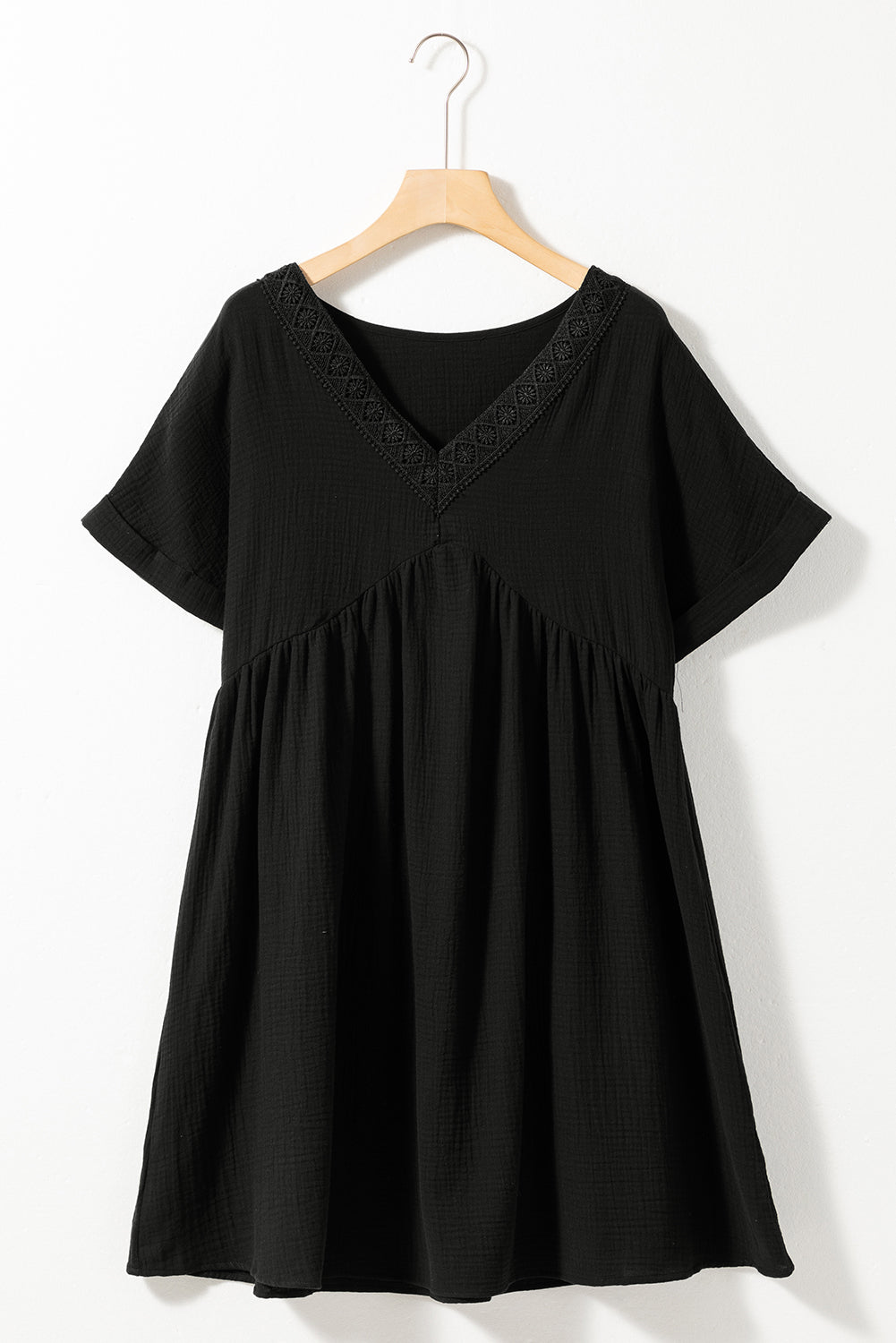 Mini-robe noire pliée en dentelle à manches courtes et col en V