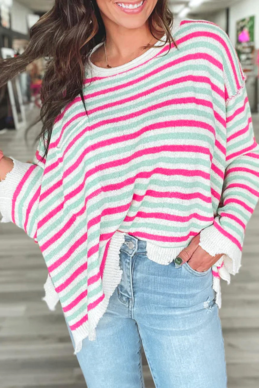Oversize sweater with pink stripes and drooping shoulders with pocket