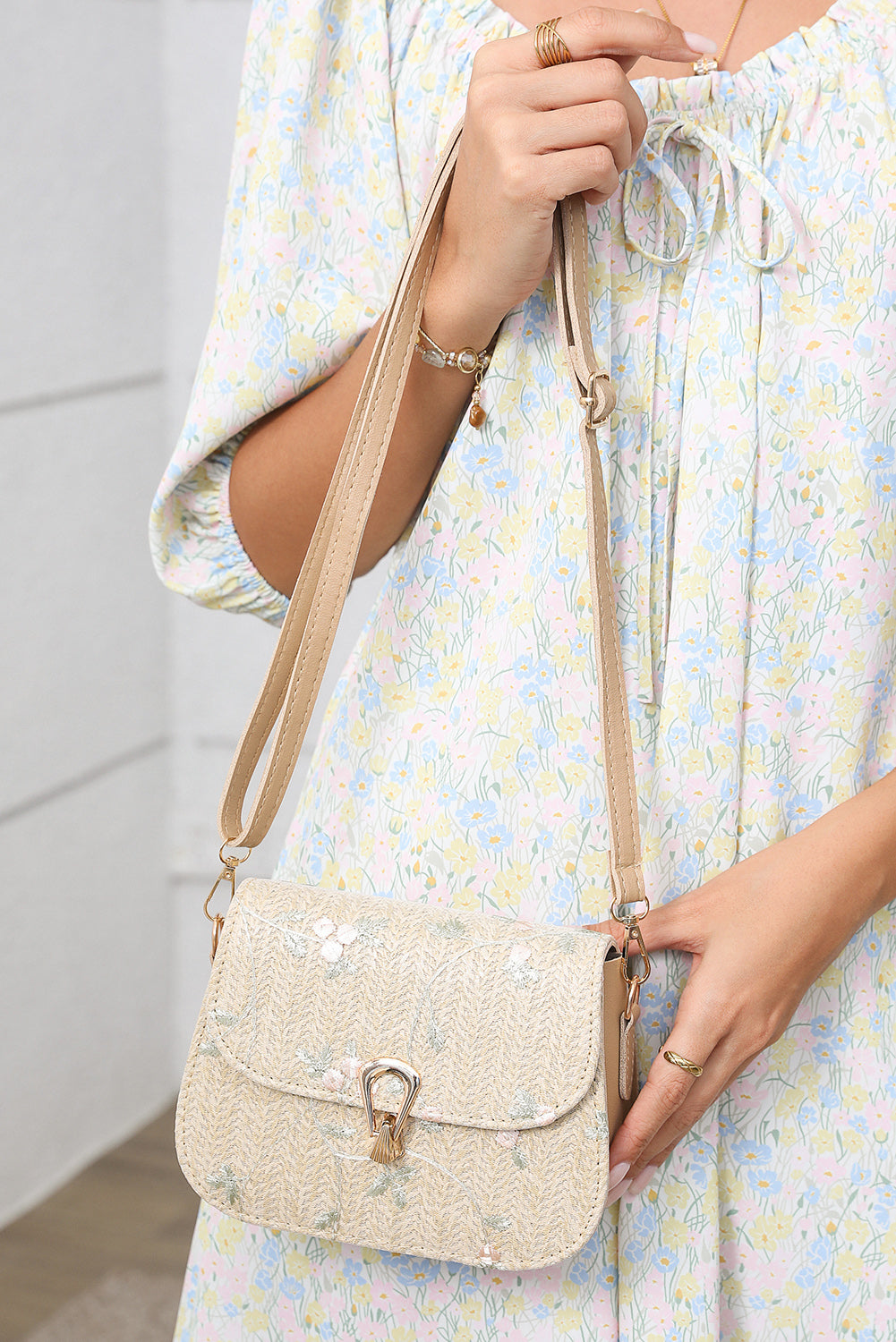 Petit sac d’épaule beige en paille tressée à rabat