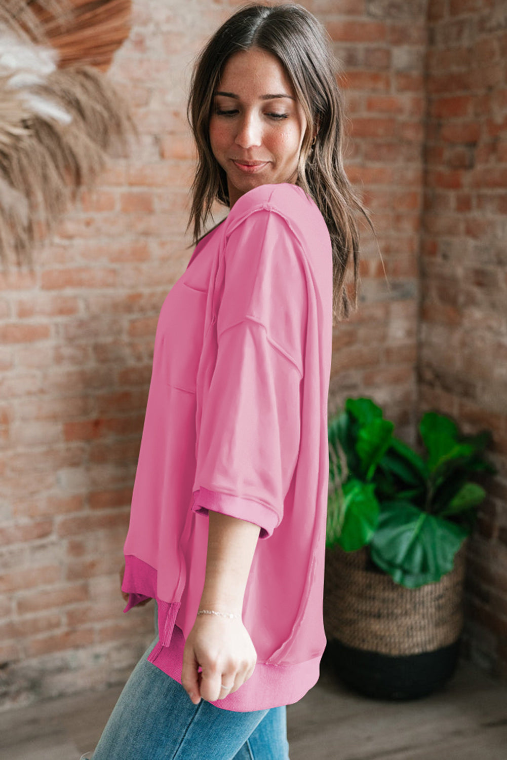 T-shirt split with chest pocket and exposed candy
