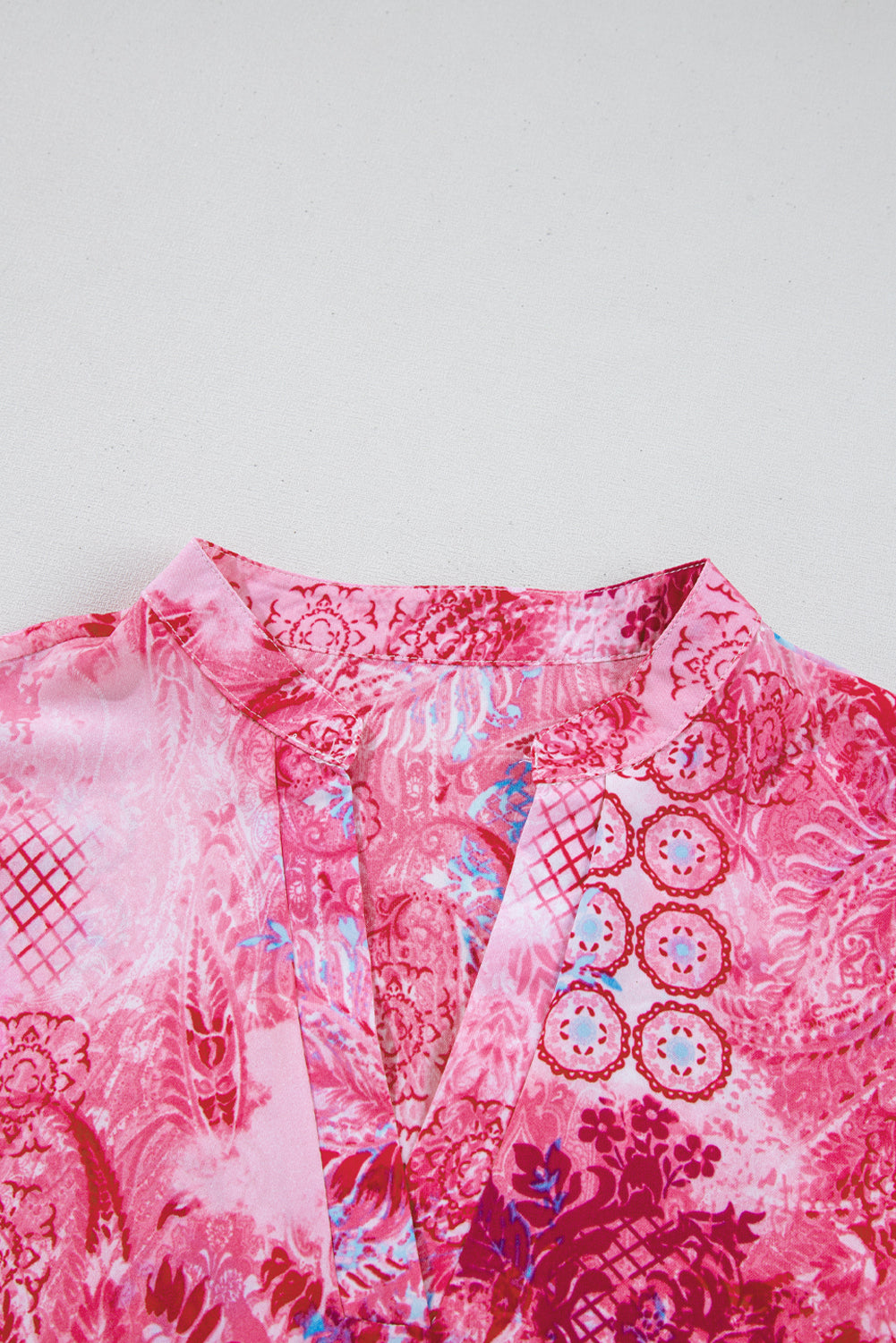 Blusa de manga corta enrollada con estampado floral abstracto en V -cuello y rosa