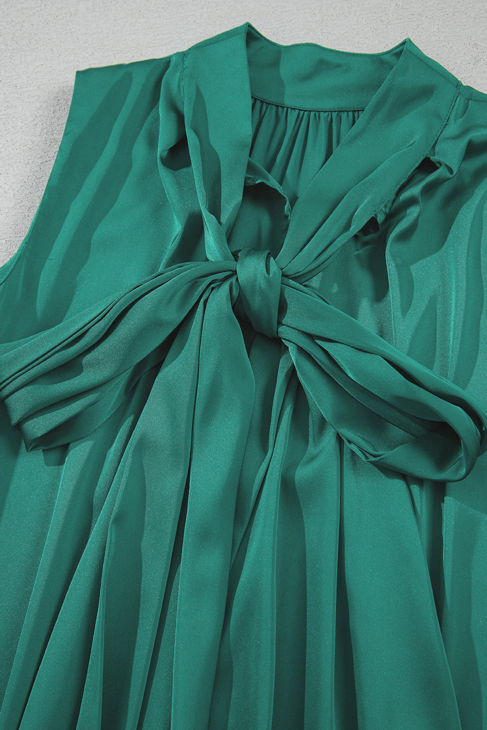 Evergreen - Mini-robe droite sans manches en satin avec nœud papillon-A WOMAN WE LOVE