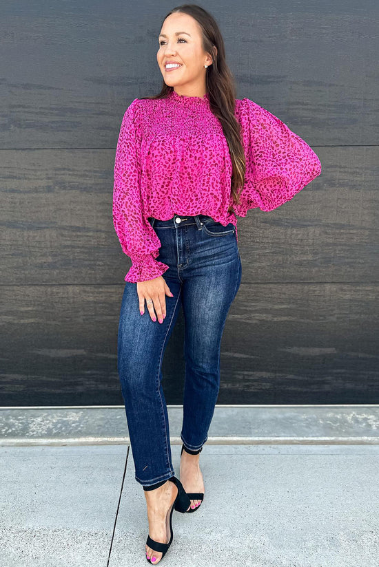 Fluid blouse gathered with puffy sleeves and pink leopard