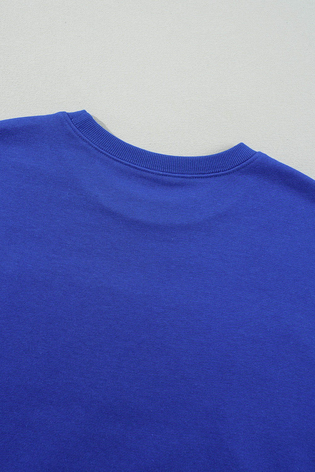 Sudadera gráfica con cuello azul oscuro