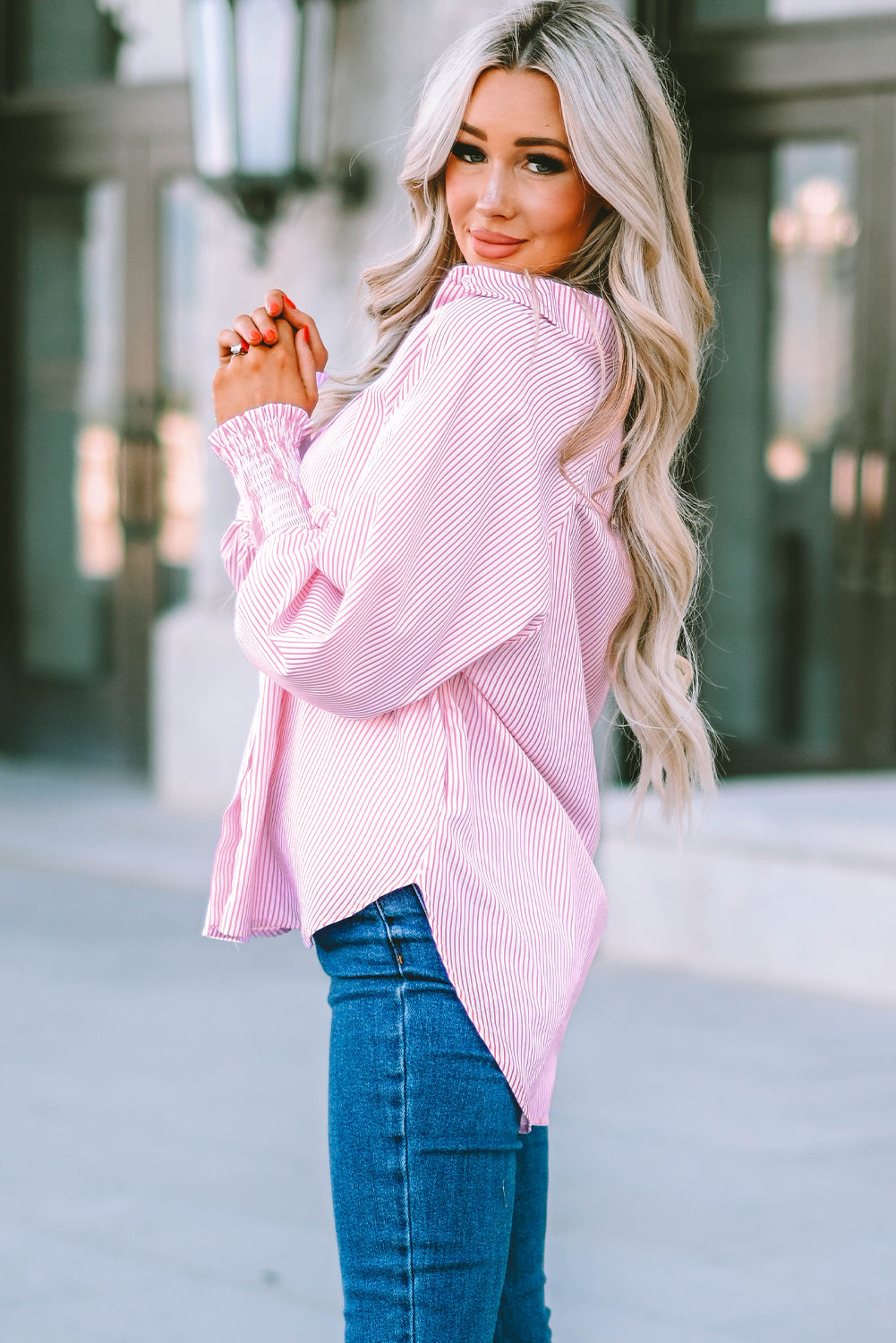 Chemise de petit ami à rayures à rayures roses avec de la poche