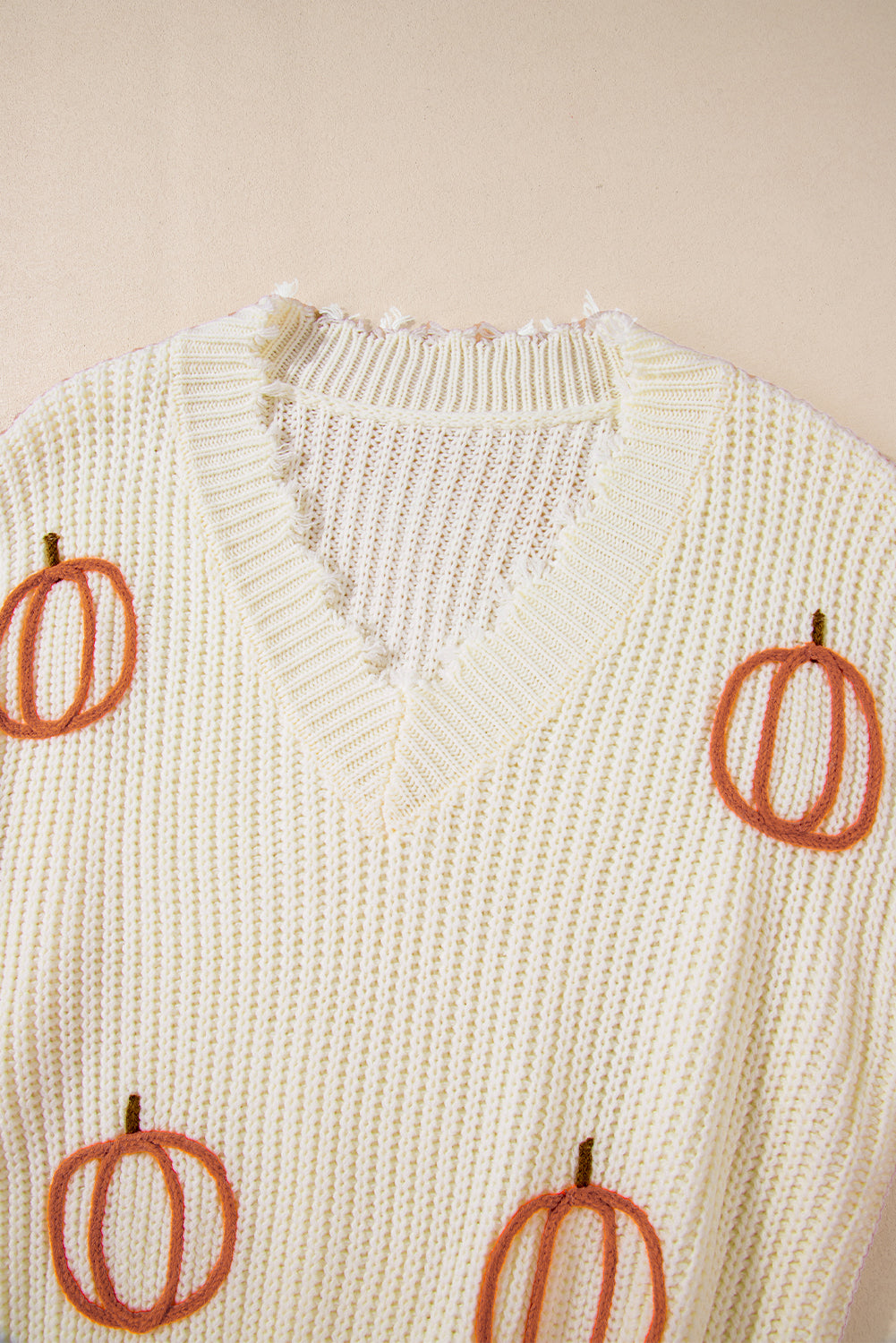 Pull ample beige en tricot torsadé avec ourlet brut et col en V