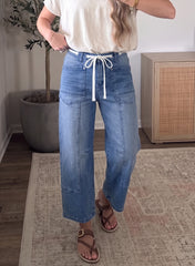 Jean ample bleu à taille haute, cordon et œillets, longueur cheville