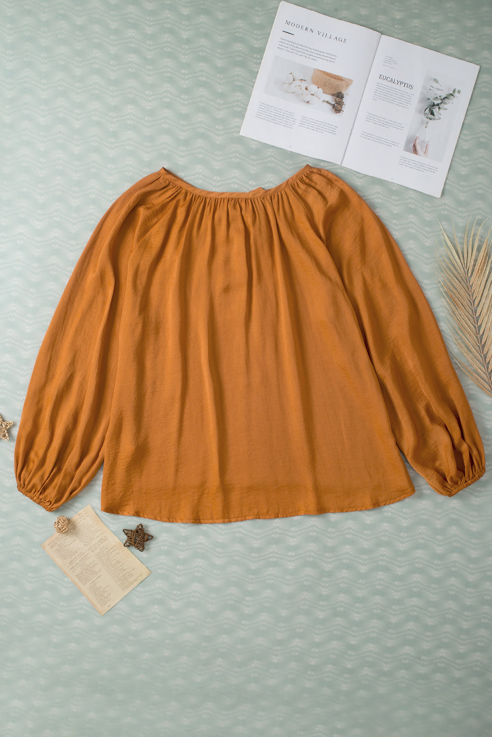 Blouse plissée en satin camel à col en V et manches bouffantes