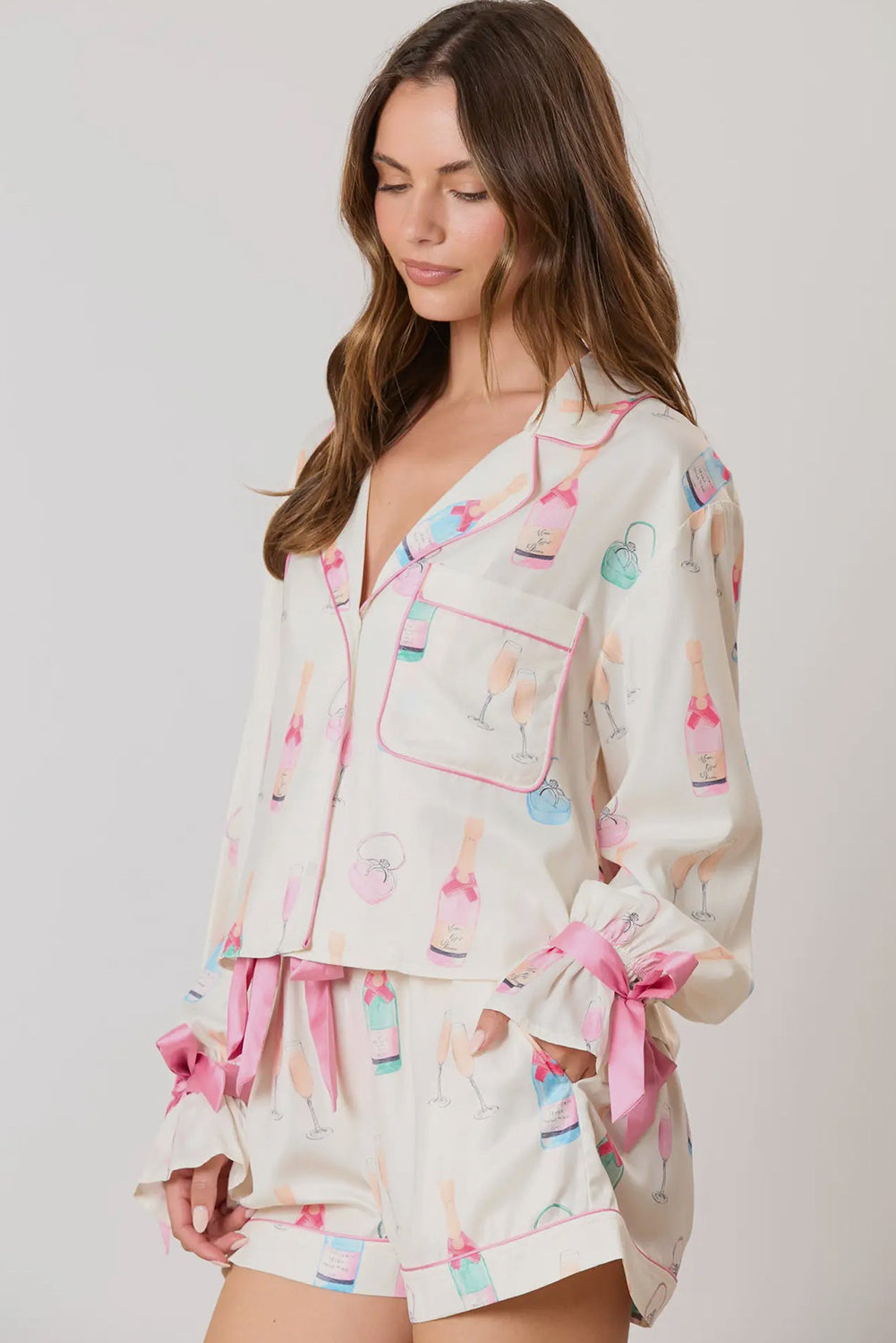 Ensemble pyjama deux pièces blanc à imprimé verre à vin et nœud papillon de Noël-A WOMAN WE LOVE