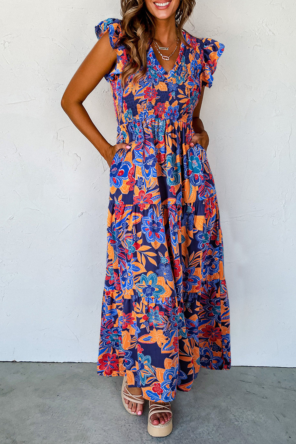 Robe longue bohème florale à col en V et volants à plusieurs niveaux bleu foncé