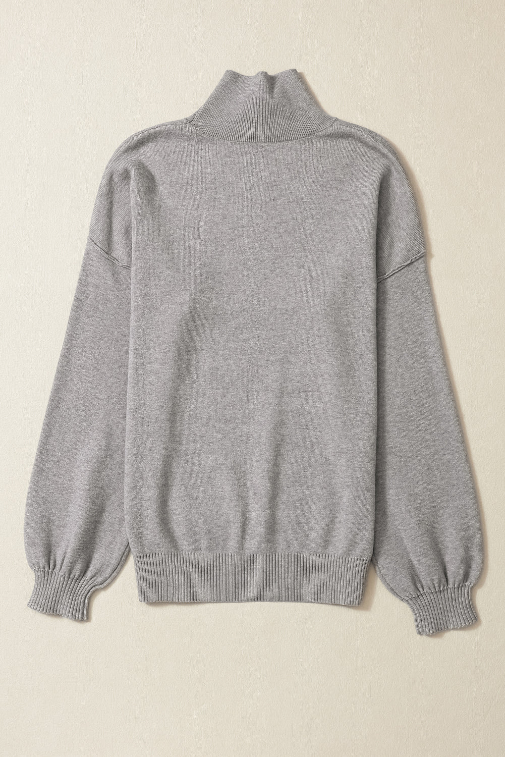 Suéter de tejer gris con colorado, hombros caídos y mangas de burbujas