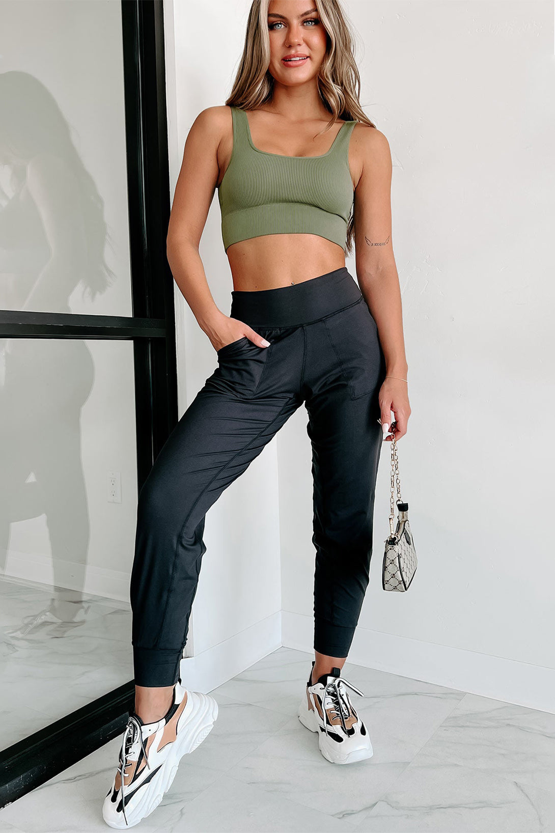 Jogging pants high black with apparent pockets and seams
