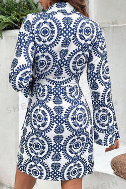 Robe bleue à manches longues et col en V *