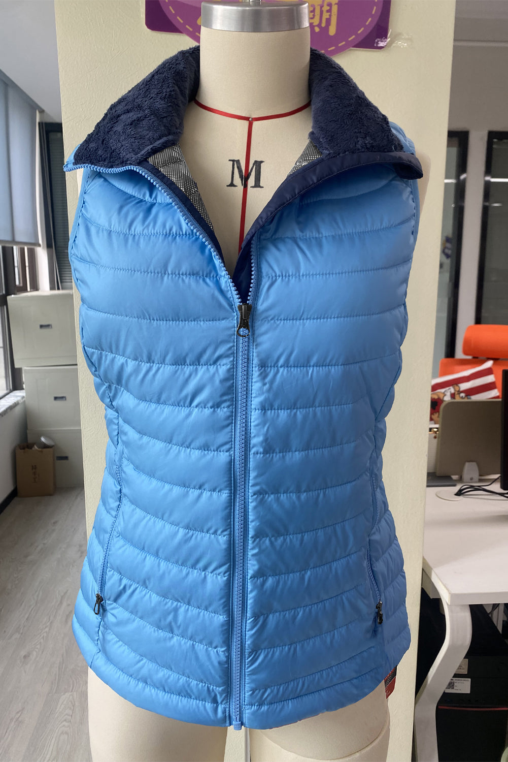 Zipped zipped jacket with collar in a sky blue plush