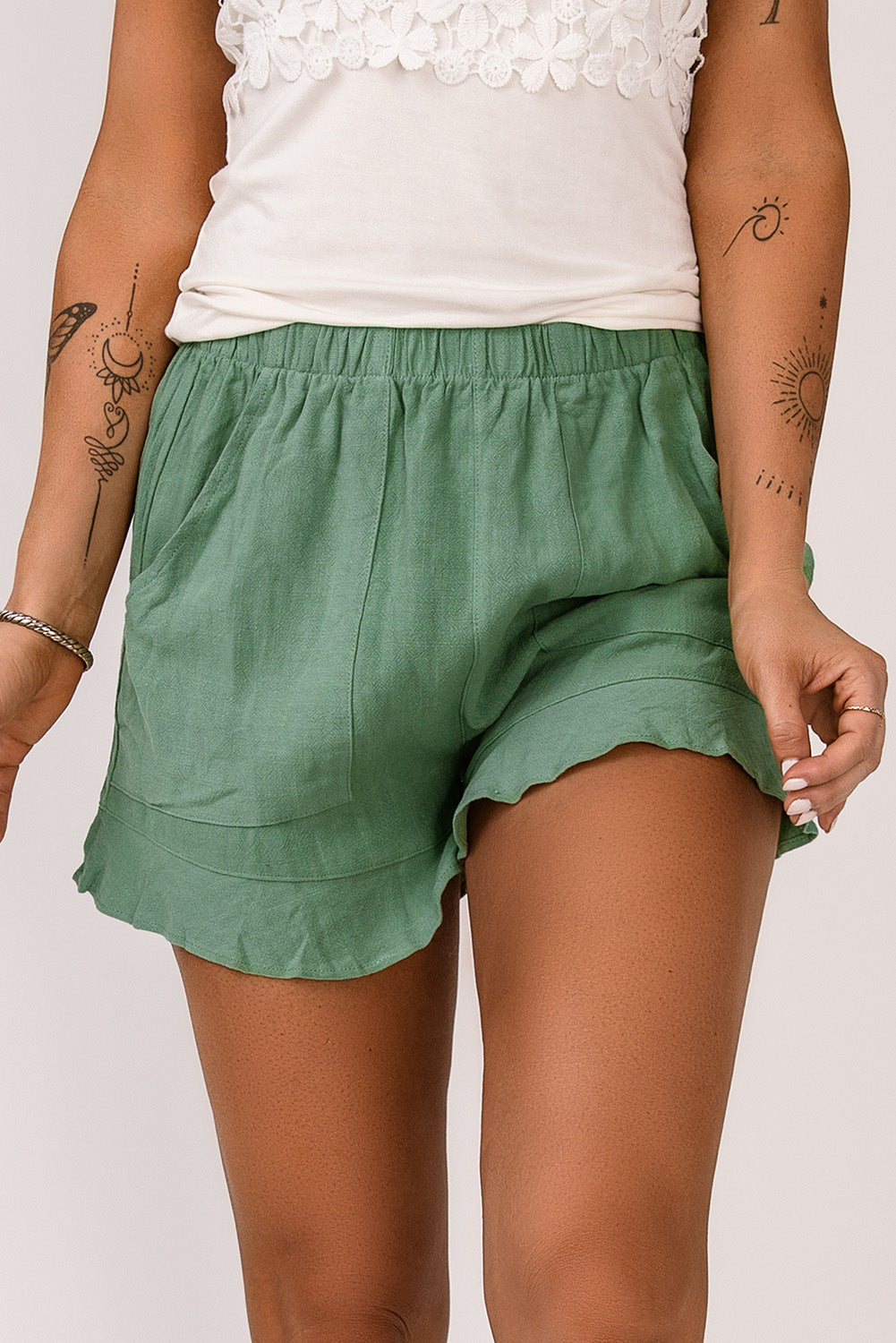 Short vert à volants et poches taille haute