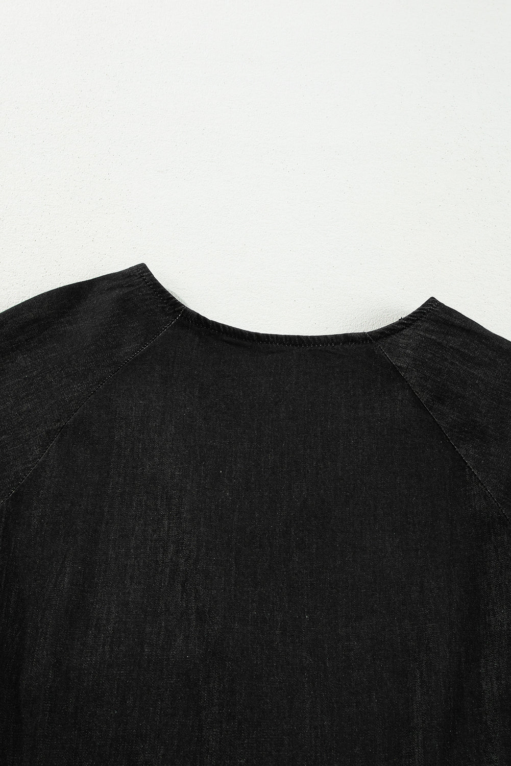 Black mini-robe in ruffled chambray and puffy sleeves, V-collar