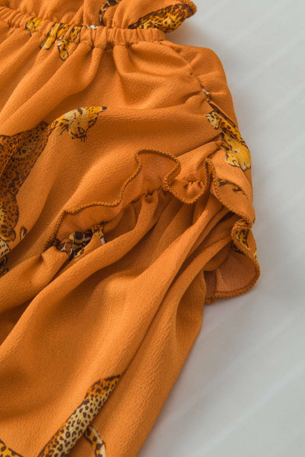 Blouse orange à manches volantées et imprimé guépard