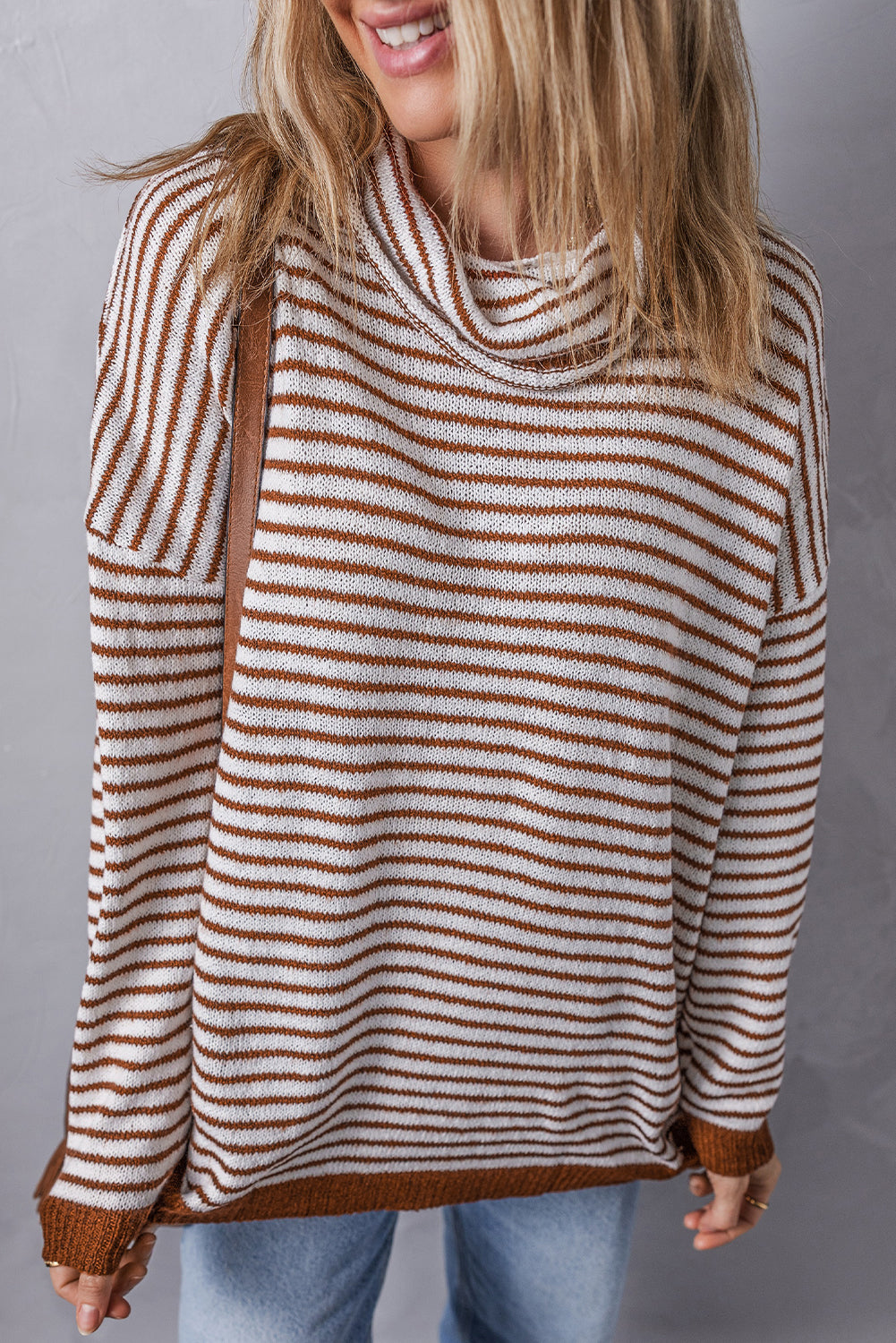 Pull ample à col roulé rayé marron