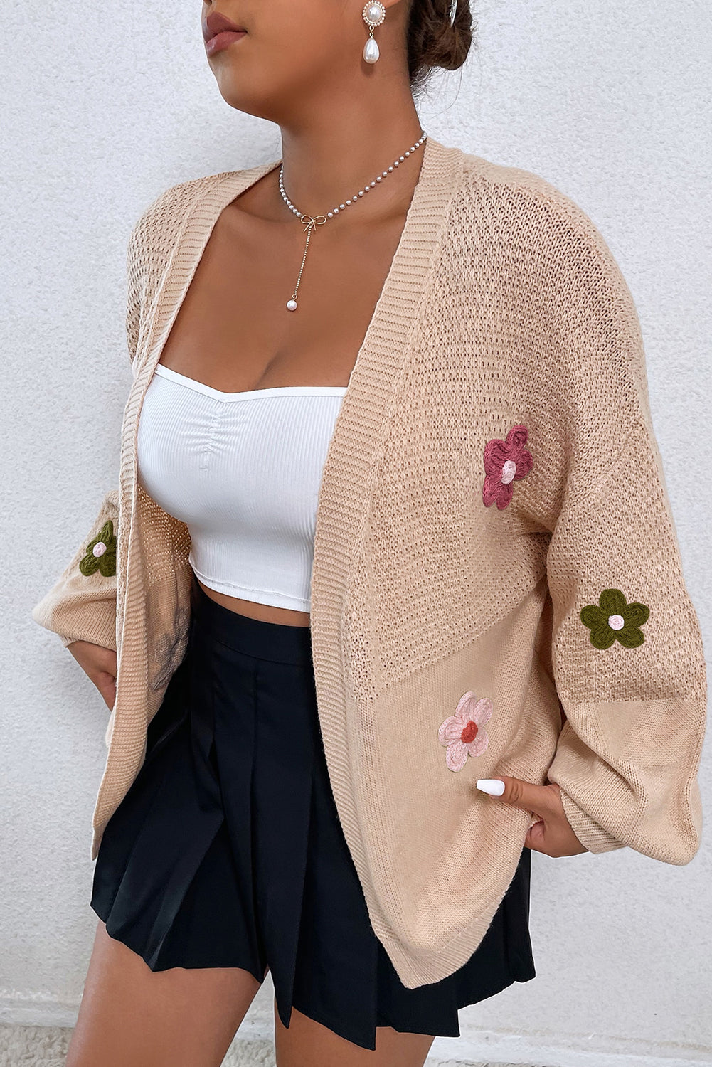 Cardigan gris fumé à manches bulles et épaules tombantes avec appliques florales-A WOMAN WE LOVE