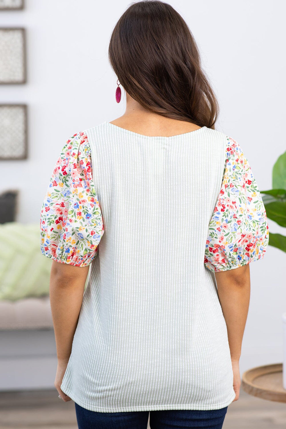 Blancos de manga de hojaldre floral contraste blusa de talla grande