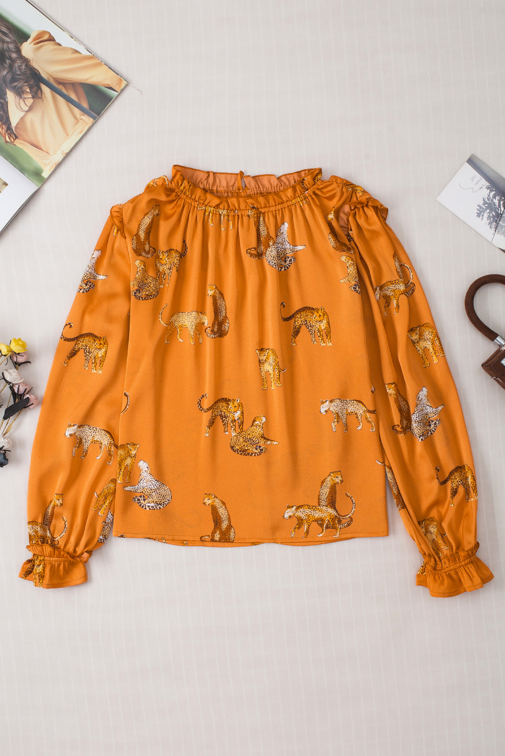 Blouse orange à manches volantées et imprimé guépard