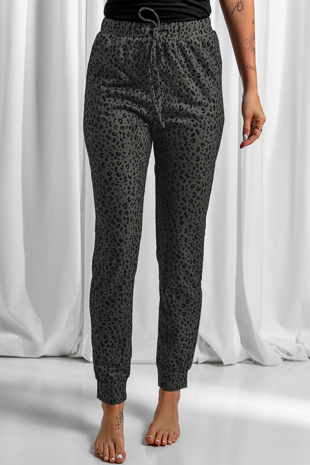 Schwarze luftige Leopard -Jogger