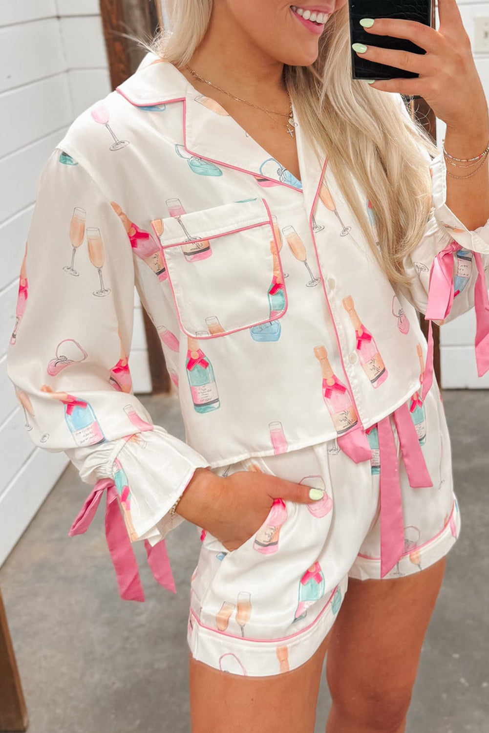 Ensemble pyjama deux pièces blanc à imprimé verre à vin et nœud papillon de Noël-A WOMAN WE LOVE
