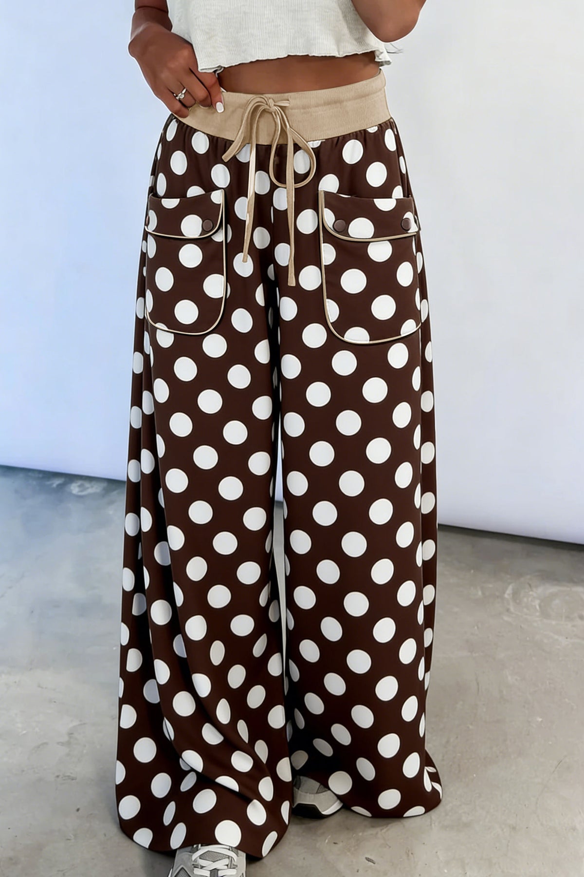 Pantalon large à pois, cordon et poches à détails boutonnés