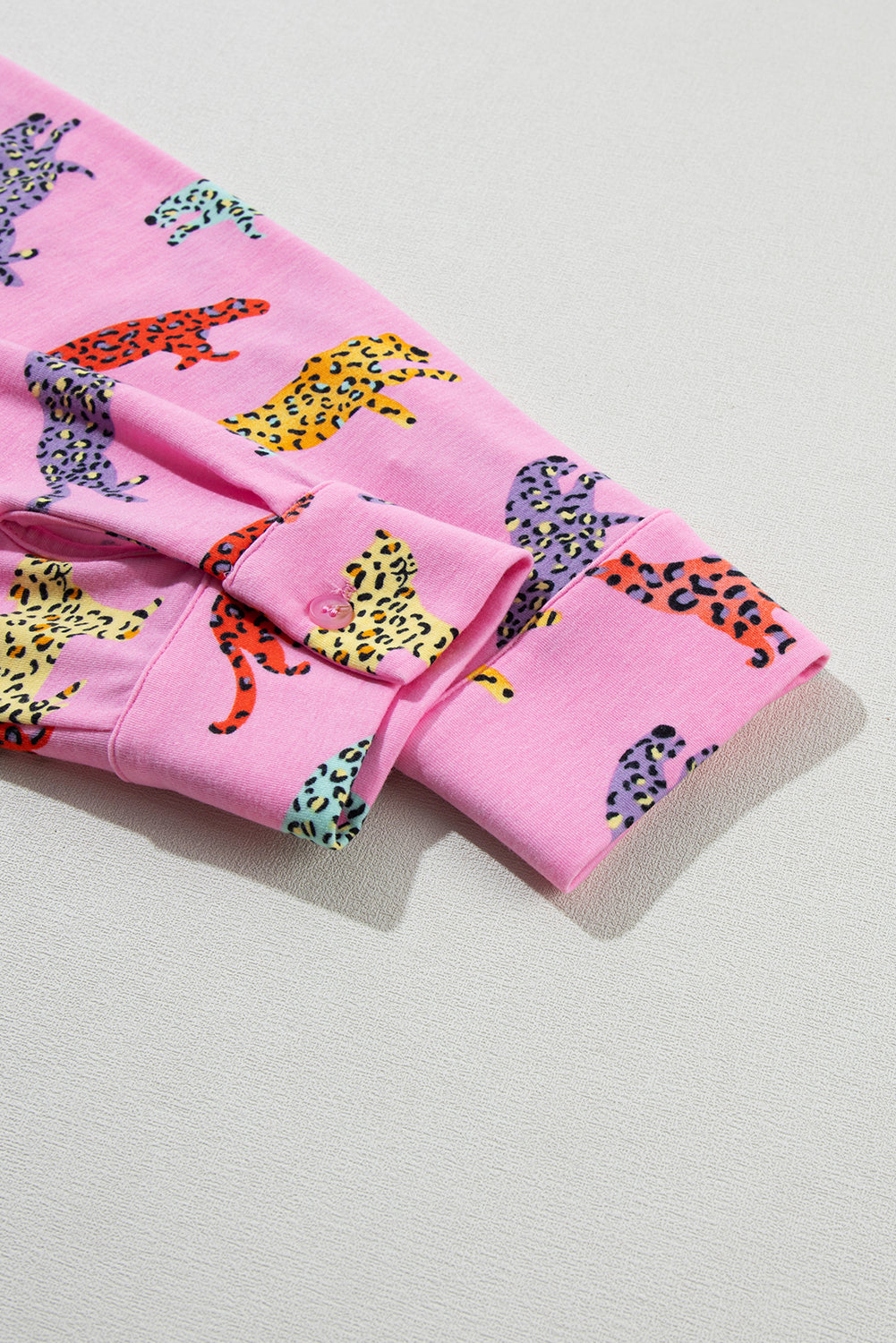 Ensemble pyjama chemise et pantalon rose à imprimé guépard-A WOMAN WE LOVE