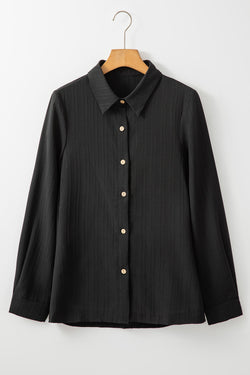 Black shirt with folded collar and textured buttonée of a plain color