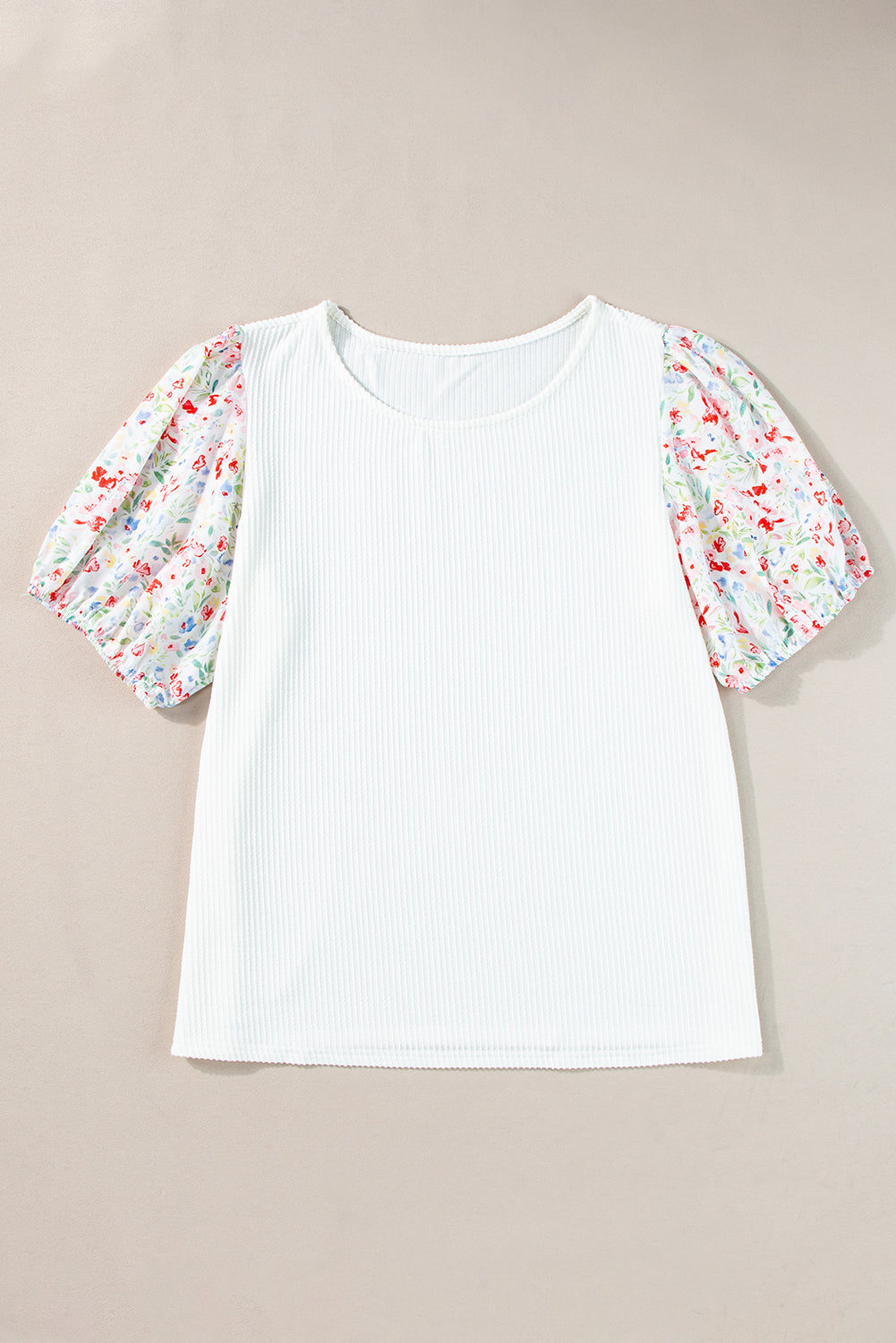 Blancos de manga de hojaldre floral contraste blusa de talla grande