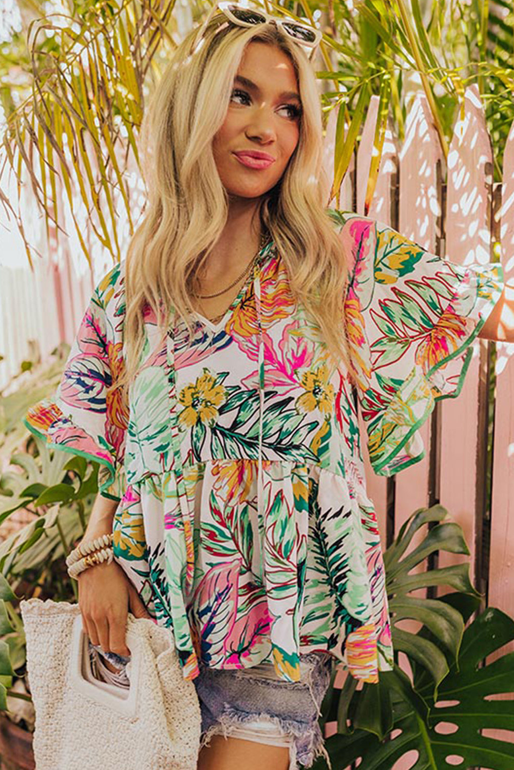 Chemisier blanc à manches courtes et à volants à imprimé floral tropical-A WOMAN WE LOVE