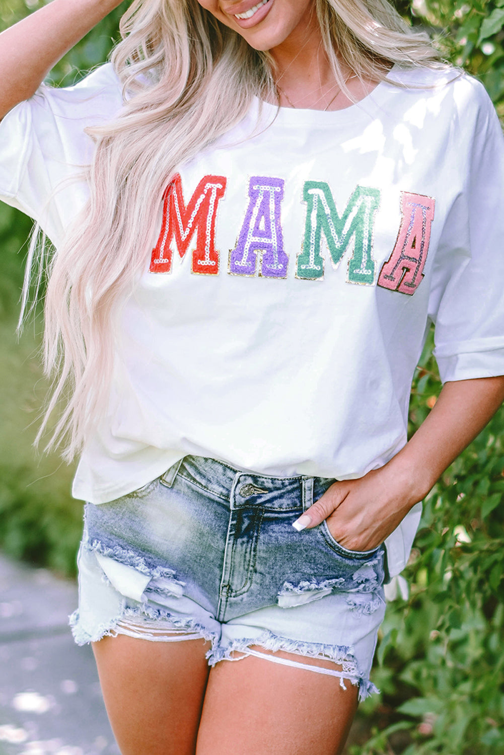 Camiseta blanca con cuello redondo y parches de oruga de mamá