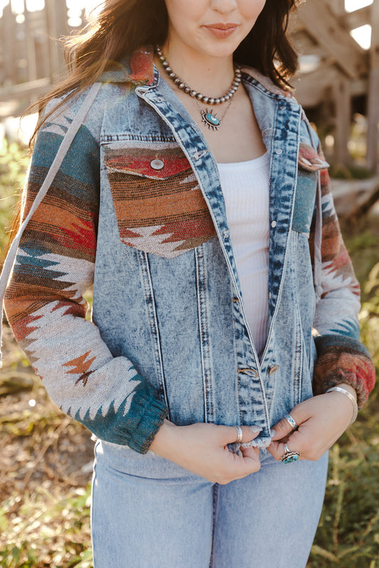 Veste en jean à ourlet effilochée à imprimé multicolore