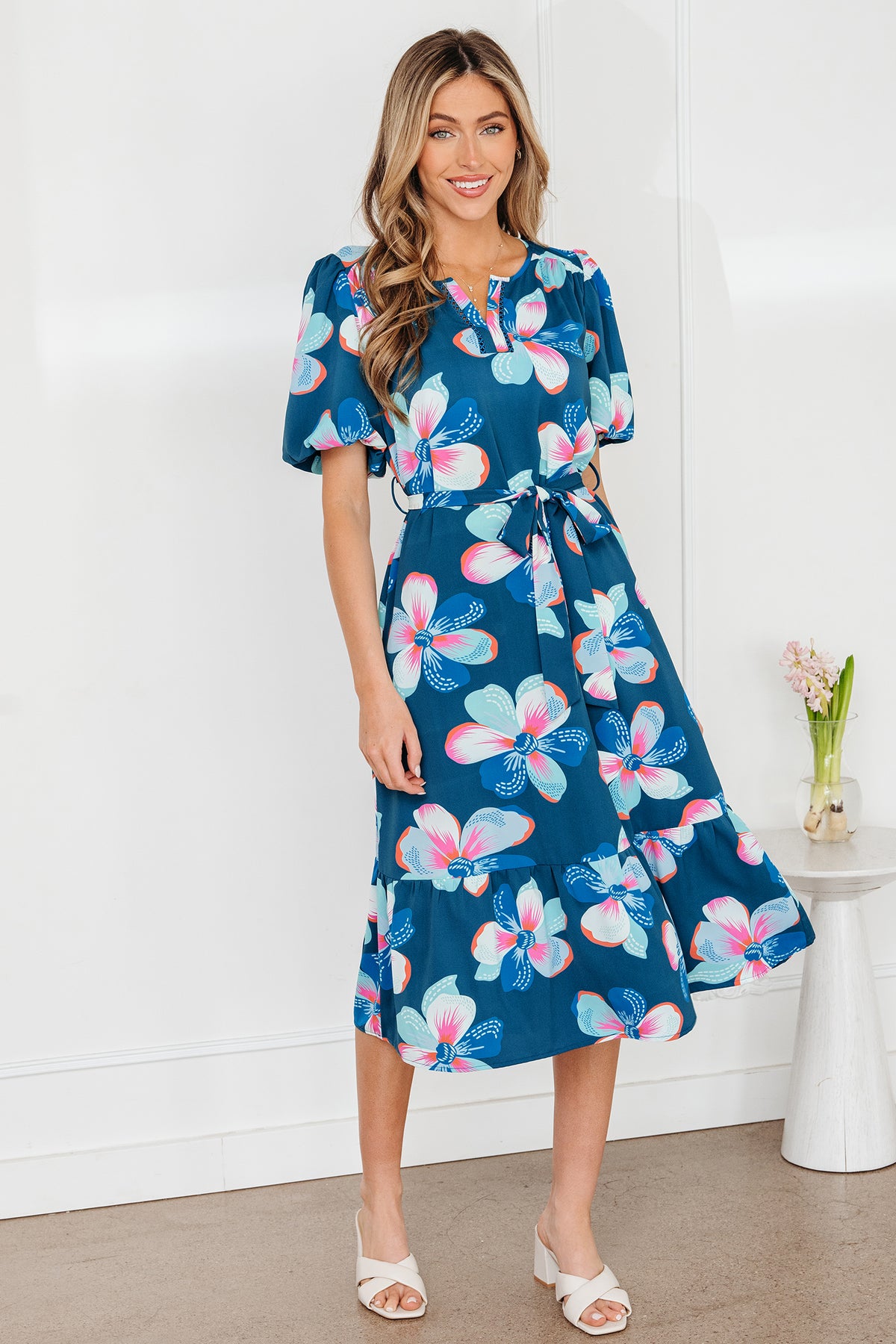 Robe longue bleue à imprimé floral, manches bouffantes courtes