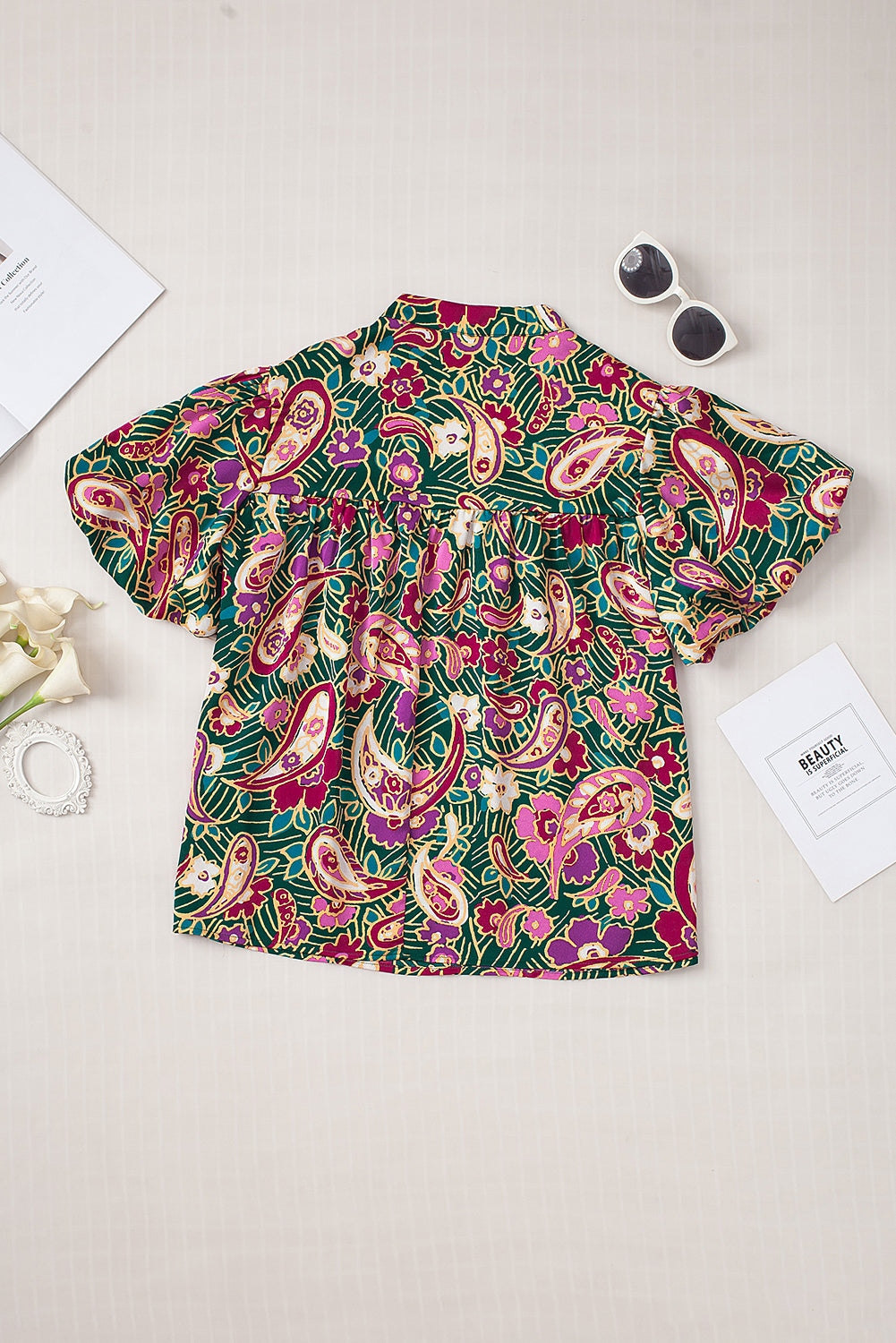 Blusa paisley a bolla a v sul collo verde a v.