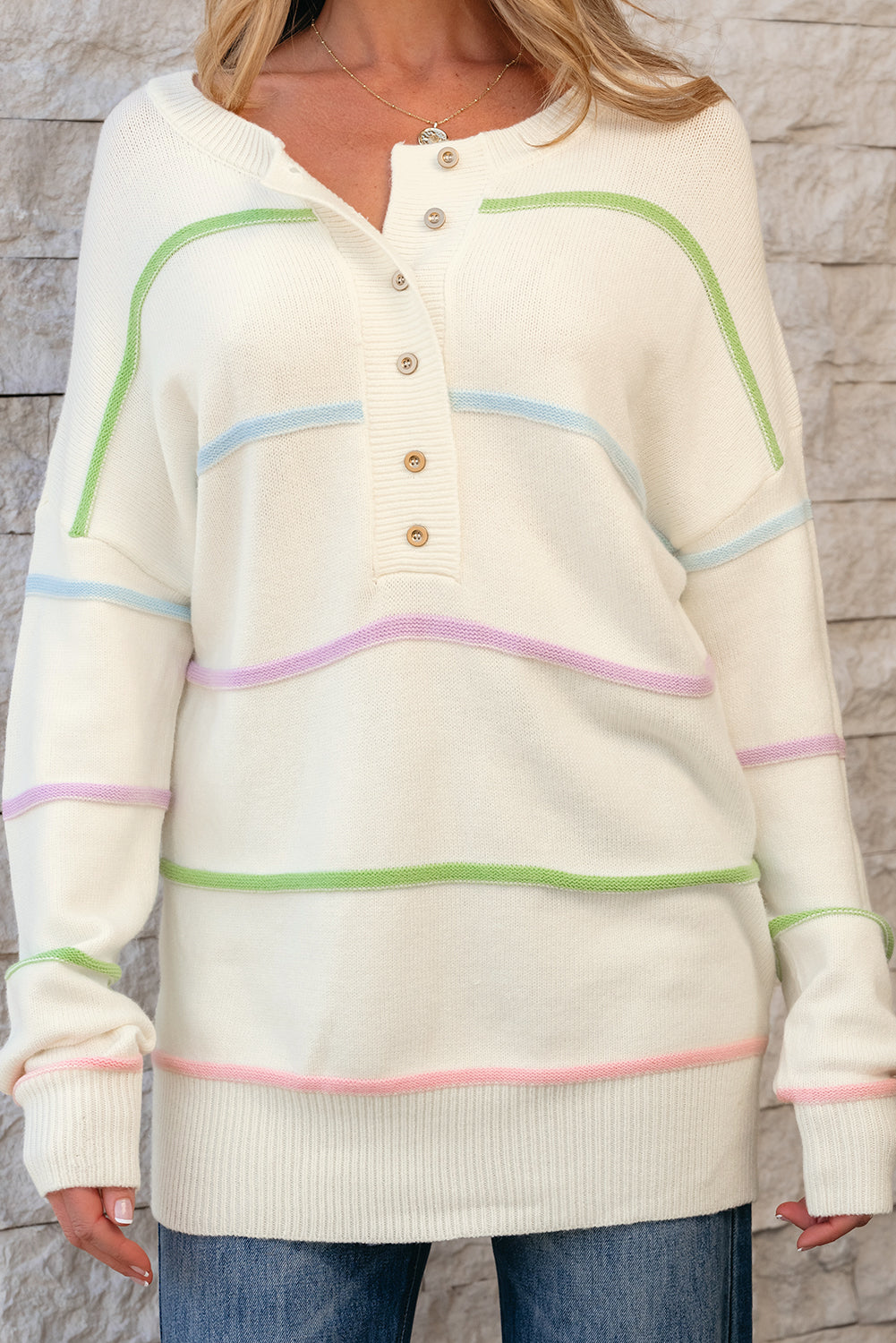 Tirar holgado de Henley blanco con rayas arcoiris y hombros caídos